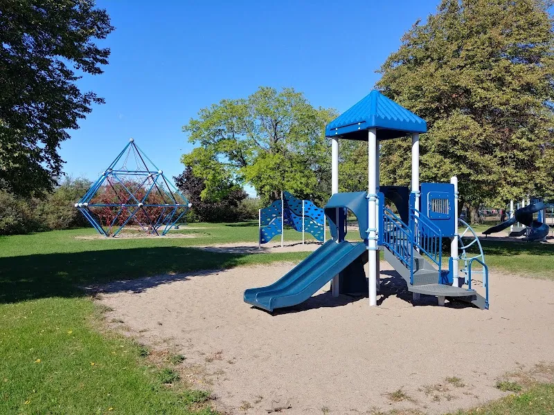 Aire de jeux pour enfants playground in Saint-Lambert, QC