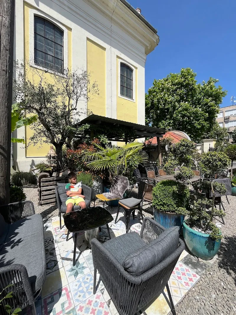 Cafe Vár cafe in Monor, Budapest