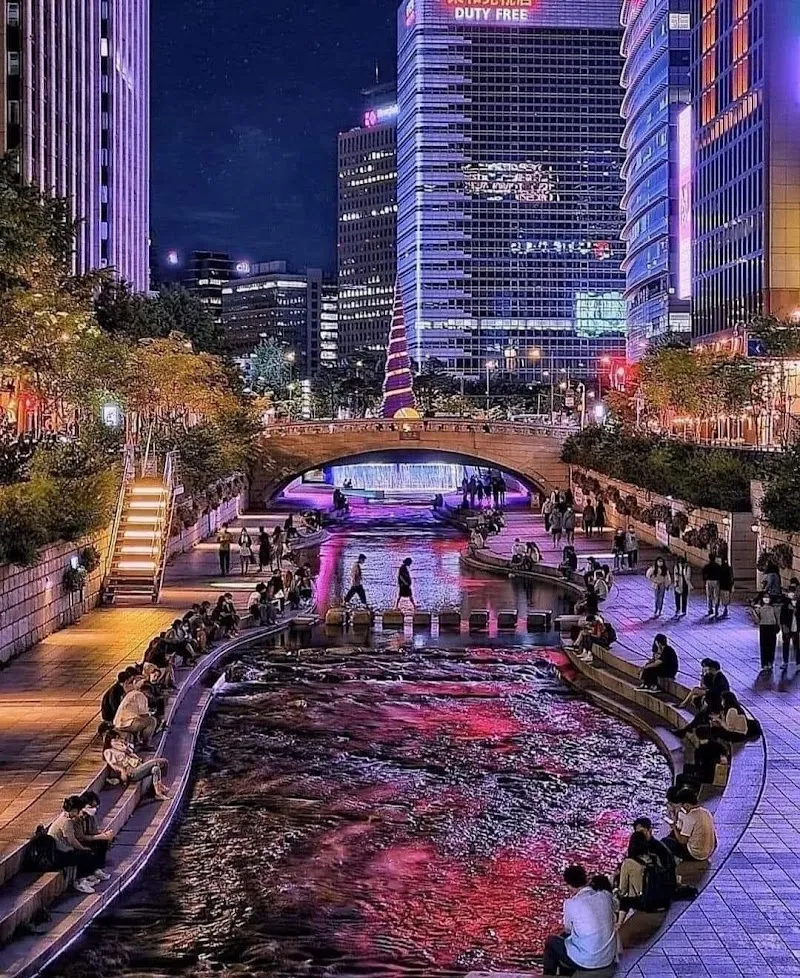 Cheonggyecheon park in Apgujeong, SE