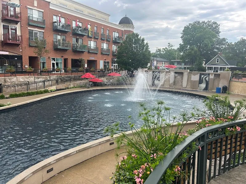 Creekside Plaza business center in Gahanna, OH