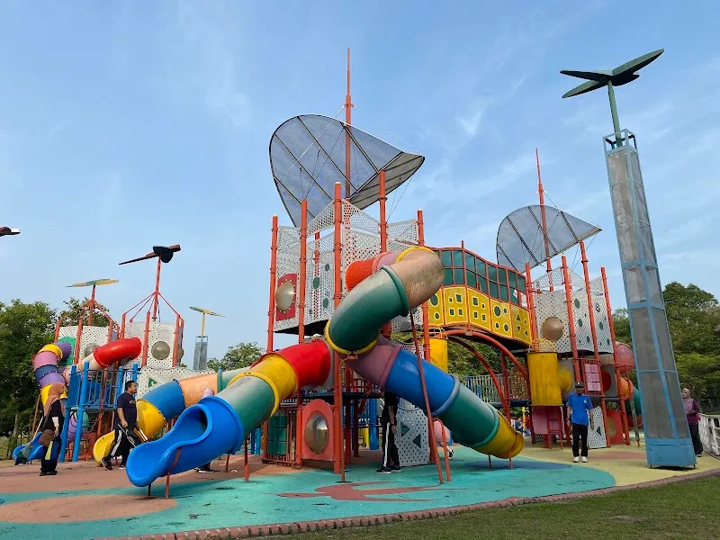 Cyberjaya Lake Park park in Cyberjaya, SG