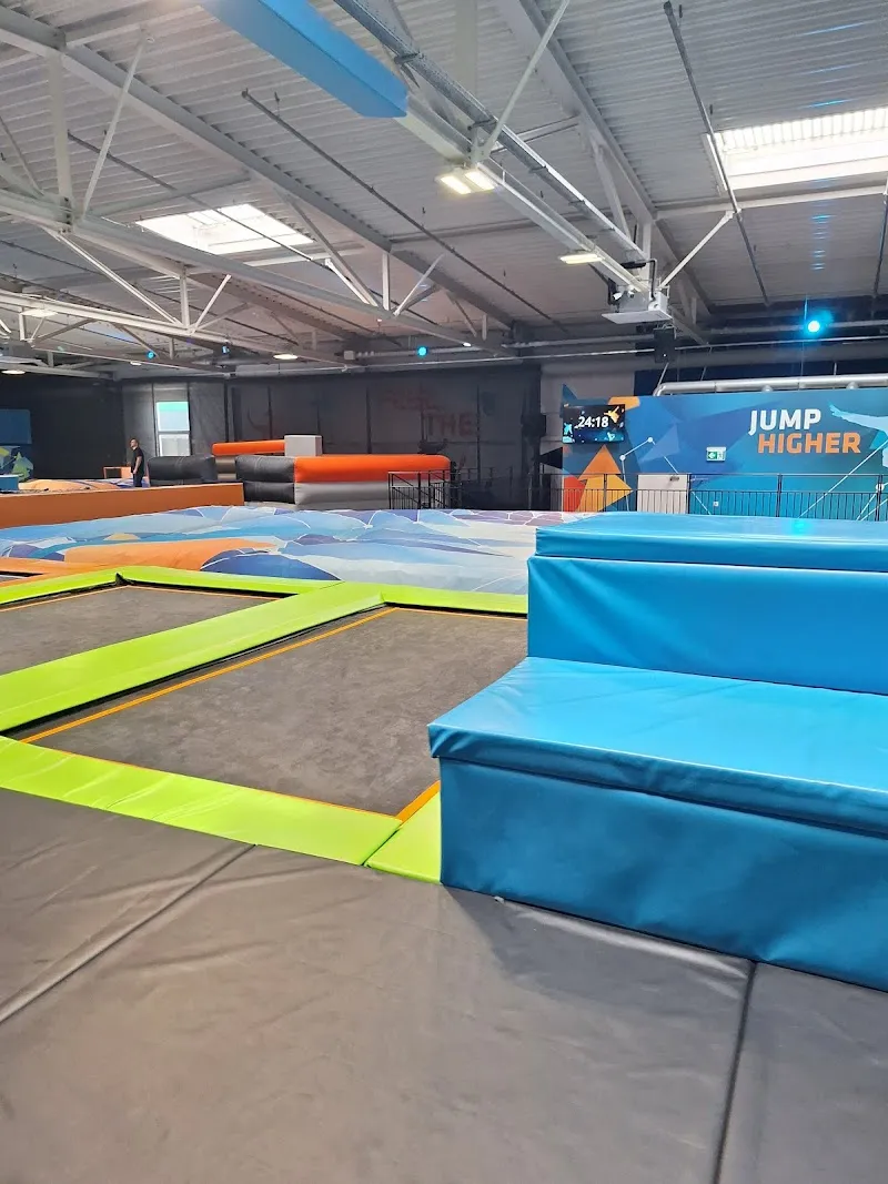 Cyberjump Wien 22 adventure sports center in Vienna, W