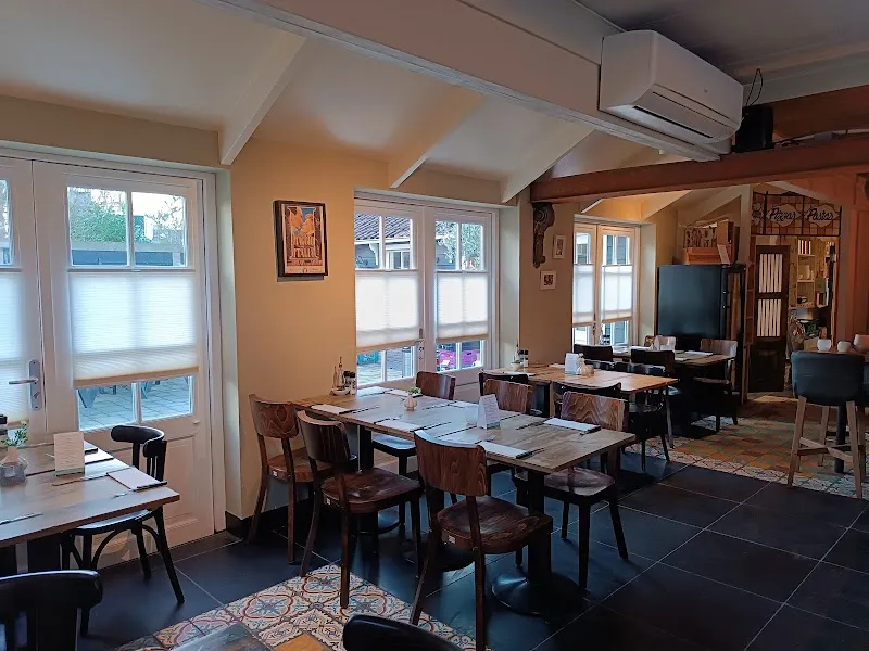 De Kleine Kaart Modern European in Edam, NH