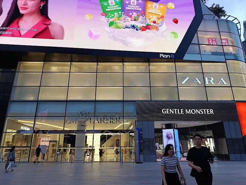 Emporium and EmQuartier Shopping Complex entertainment in Sukhumvit, BKK