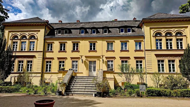 Gutshaus Lichterfelde community center in Lichterfelde, BE