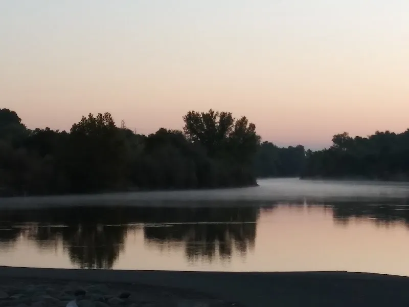 Howe River Access hiking area in East Sacramento, CA