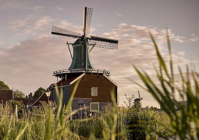 Indie’s Welvaren Spice Warehouse monument in Zaanse Schans, NH