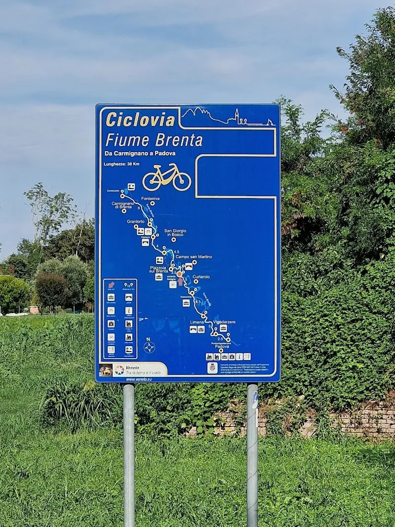 Intersezione tra "Ostiglia Ciclabile" e "Ciclovia Fiume Brenta" hiking area in Stra, VE