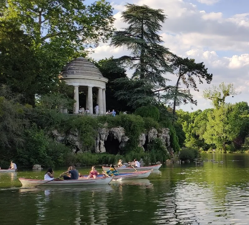Lac Daumesnil lake in Vincennes, IDF