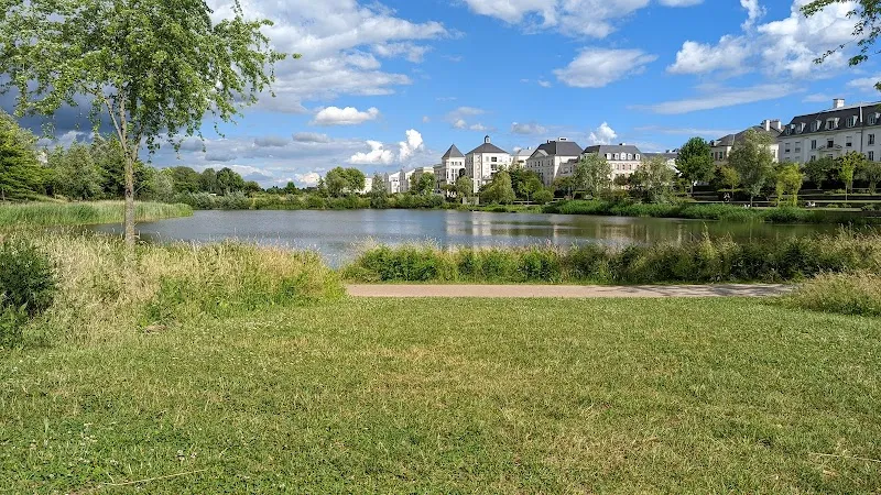 Lac de Serris lake in Chessy, IDF