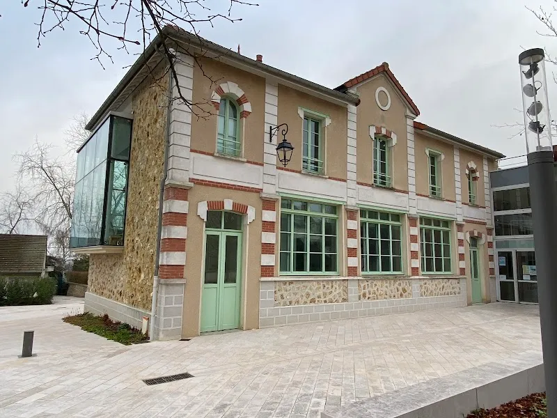 Library De Chessy library in Chessy, IDF