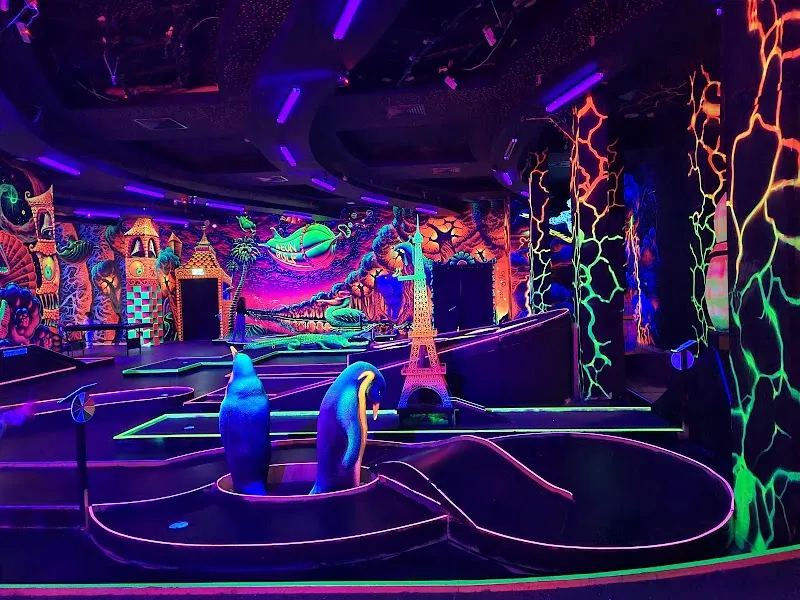 ניאון מיני גולף Neon Mini Golf indoor golf course in Ramat Hasharon, TA