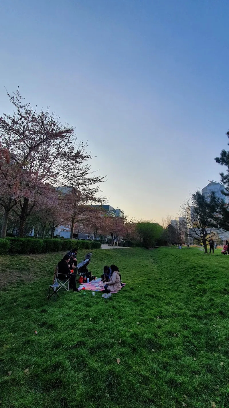 Parc de la Mairie park in Boulogne-Billancourt, IDF