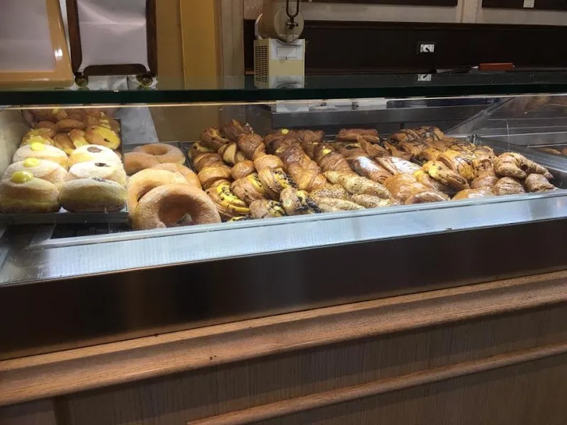 Pasticceria DUE Pini di Proietti Vittorugo Chocolatiers & Shops in Frascati, Lazio