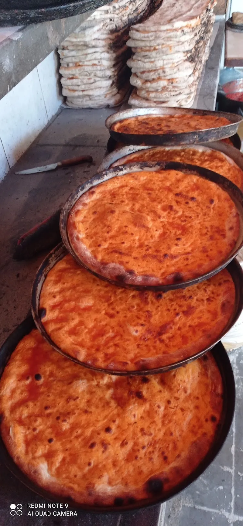 Pizzería La Familia restaurant in Canelones, CA