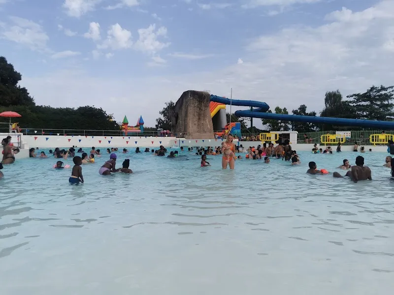Pool Leisure Island waves swimming pool in Créteil, IDF