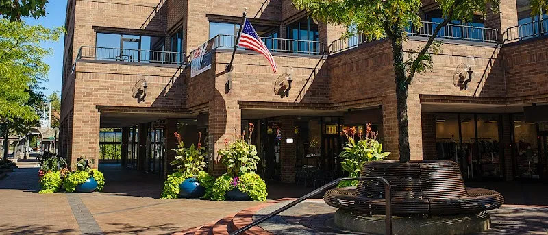 Port Clinton Square shopping mall in Highland Park, IL