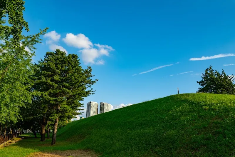 Pungnap-dong Fortress (Pungnaptoseong) historical landmark in Songpa, SE