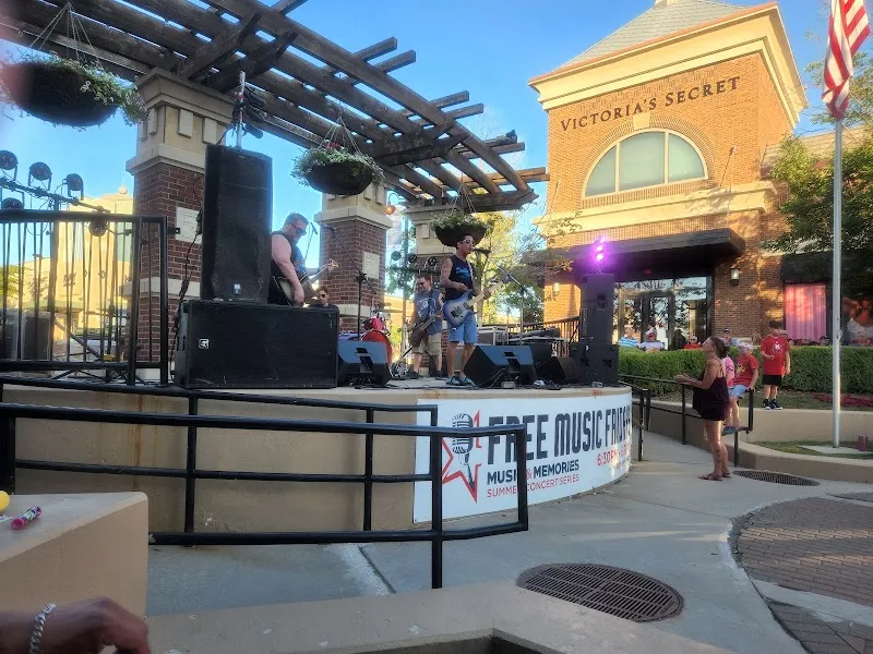 Shadow Lake Towne Center shopping mall in Papillion, NE