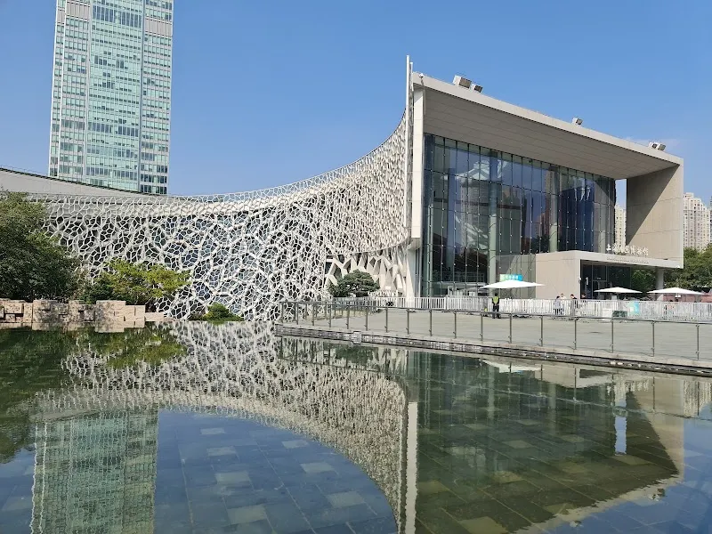 Shanghai Natural History Museum. museum in Shanghai, SH