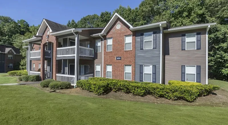 The Greens at Braelinn apartment building in Peachtree City, GA