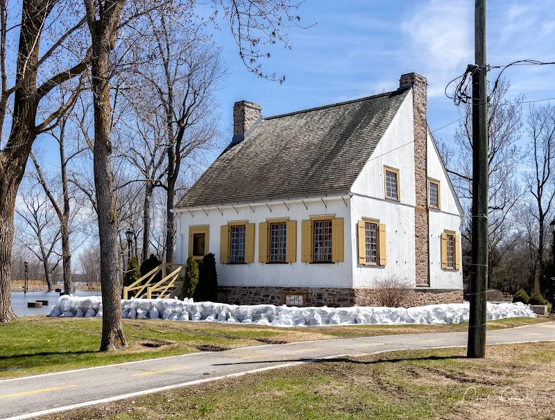 Valois House Park park in Île-Perrot, QC